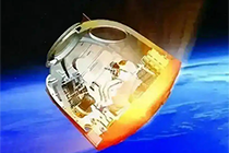 为何宇宙飞船返回地球时，要不惜燃烧代价，高速穿过大气层？