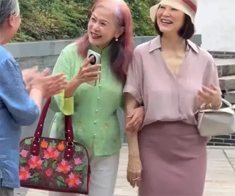 71岁的林青霞现身江西被偶遇,雍容华贵很像贵妇