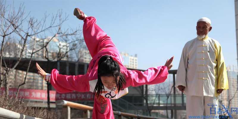 女孩习武获百枚奖牌