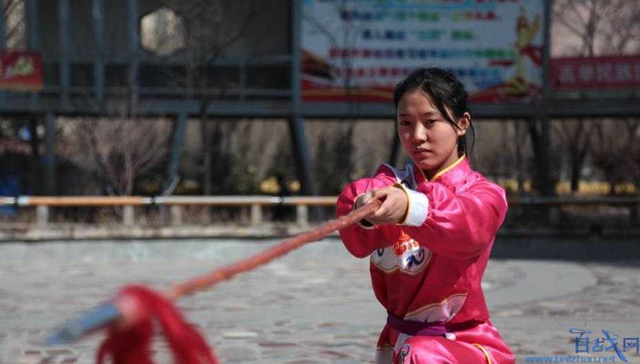 女孩习武获百枚奖牌