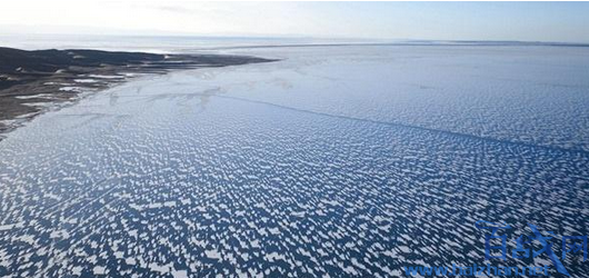 青海湖现开湖奇观