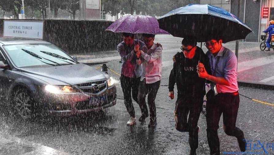 广州遭暴雨袭击