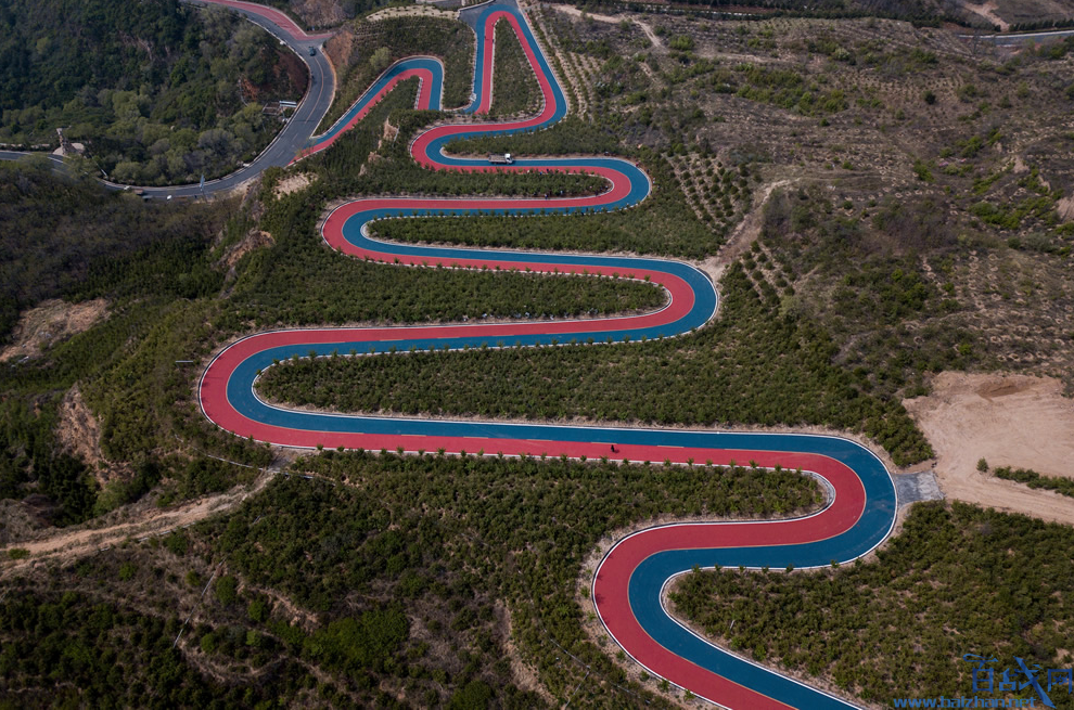 山顶现云端彩虹公路