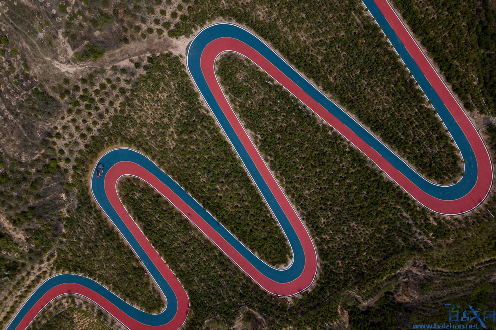 山顶现云端彩虹公路