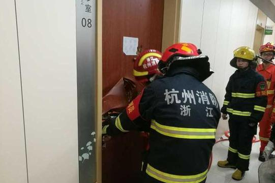 荒唐!!杭州醉酒男借酒强拥女子 后大闹医院醒酒室 杭州醉酒男强拥女子