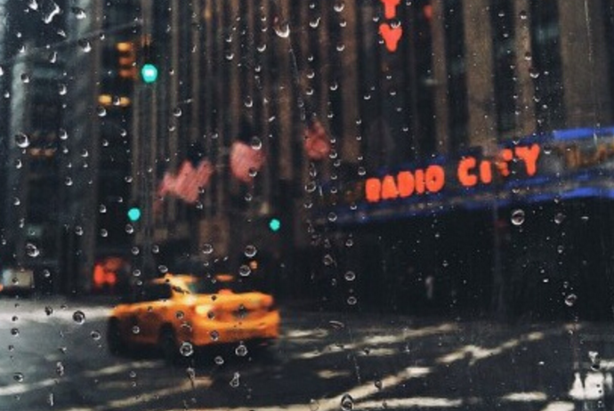 城市雨中的朦胧美画面