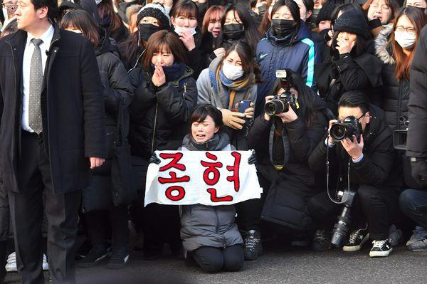 韩国自杀男星出殡 粉丝艺人现场挥泪送别! 韩国自杀男星出殡,金钟铉,金钟铉出殡