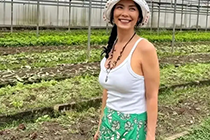 61岁韦唯定居泰国，养水牛种水稻，颜值就像三十岁