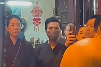 甄子丹和老婆去普陀山，参加浴佛节活动，穿了僧服，十分虔诚