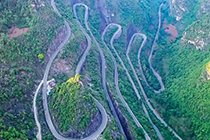 贵州大山里的“天梯”公路，看一眼都害怕，你敢开吗？