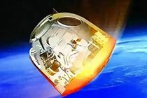 为何宇宙飞船返回地球时，要不惜燃烧代价，高速穿过大气层？